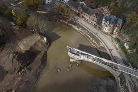 Der Wiederaufbau nach der Flutkatastrophe – hier die zerstörte Eisenbahnbrücke in Altenah – dauert an. Das Team der Hochheimer Tourist-Info spendet die Trinkgelder 2021 für die Menschen in dem betroffenen Gebiet. Archivfoto: dpa