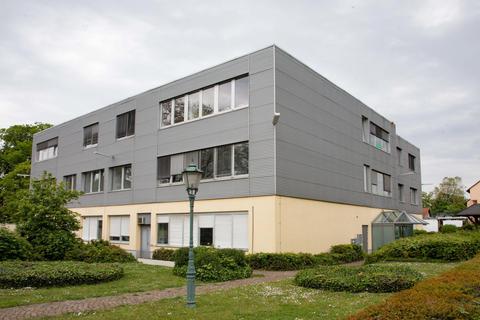 Geht es nach den Eigentümern, wird das Gebäude am Geheimrat-Hummel-Platz 4 abgerissen und durch sechs Häuser für seniorengerechtes Wohnen sowie mit ökologisch modernsten Standards ersetzt. Foto: Volker Dziemballa (VF