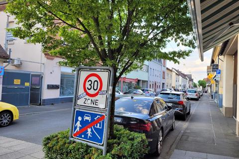 Gemeinsam mit der bundesweiten Initiative „Lebenswerte Städte durch angemessene Geschwindigkeiten“ kämpft Hochheim dafür, Tempo 30 auch auf Hauptverkehrsstraßen sowie Ringstraßen anordnen zu dürfen. Im Bild ist die Weiherstraße zu sehen. Christine Dressler