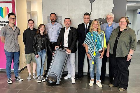 Zur symbolischen Spendenübergabe im Graf-Stauffenberg-Gymnasium trafen sich (von links) die Bigband-Instrumentalisten Luis Lossen, Ida Rühl und Katharina Predikant, Musiklehrer Bernhard Frank, Lions-Präsident Heinz-Peter Kohl (mit einer Bassposaune) und Schulleiter Klaus Hartwich. Beate Germer und Ariane Fein-Skatschkow vom schulischen Förderverein rahmen das Lions-Vorstandsmitglied und den langjährigen Konzert-Organisator Albrecht Marufke ein. Foto: Florian Weise