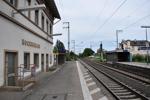 Der Bahnhof in Hochheim soll nun endlich saniert werden. Das hat aber einen Preis: Der Regionalexpress kann dann nicht mehr dort halten. Foto: Marcel Großmann