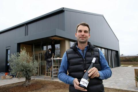 Bastian Petry ist mit dem Weinbaubetrieb vom „Lindenhof“ nach Massenheim umgezogen. Foto: Ulrich von Mengden