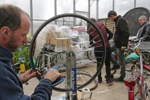 Das Team der Fahrradwerkstatt in Hochheim – hier ein Bild von 2016 – macht Fahrräder wieder verkehrstauglich. Archivfoto: Volker Dziemballa (VF