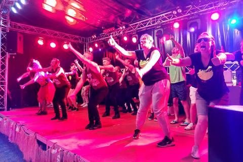 Bei der Zugabe kamen auch die Massemer Spatze mit auf die Bühne. Fotos: Annalisa Wagenknecht