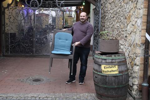 Linos Ventouris vom Restaurant Delphi freut sich, dass er seine Gäste auch draußen wieder bewirten kann. Foto: Frank Möllenberg