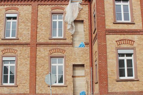 An dieser Seite des Gebäudes mit den Holzverschlägen soll der Fahrstuhl installiert werden. Wann genau, das steht noch nicht fest. Foto: Steffen Thimm