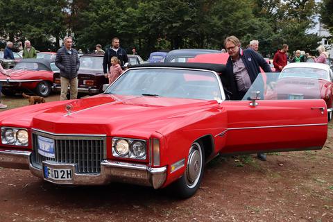 Dennis Schmidt entsteigt seinem Cadillac Eldorado von 1971. Das Cabrio hat 8,2 Liter Hubraum und warnt mit einer Hupe, die eher an ein Schiffsnebelhorn erinnert. Fotos: Dietmar Elsner