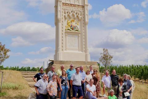 Das Königin-Victoria-Denkmal war der besondere weinroyale Hintergrund für das Erinnerungsfoto an die Planwagentour durch die Hochheimer Gemarkung mit den Gästen aus Bonyhád. 