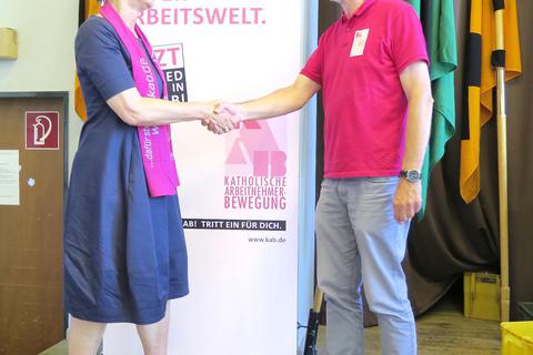 KAB-Bundesvorsitzende Beate Schwittay gratuliert Thomas Diekmann zur Wiederwahl. Foto: KAB DV Limburg
