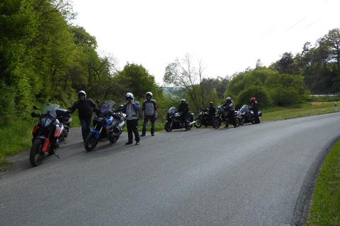 Im Rahmen der Reihe „Gemeinsam statt Einsam“ der Stadt Hochheim gibt es immer wieder Motorrad-Touren, die Hardy Lohse führt und bei denen es einiges zu sehen gibt. Hardy Lohse