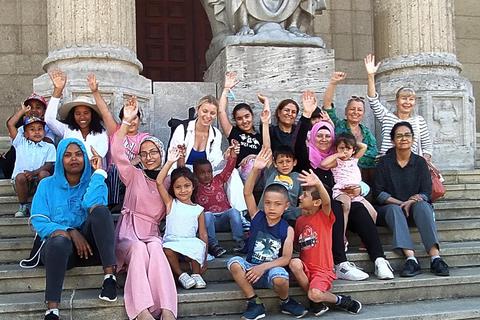 Die Teilnehmerinnen des Sprachkurses „Deutsch4You“ mit ihren Kindern und ehrenamtlichen Sprachlehrerinnen und Betreuerinnen der Hochheimer Flüchtlingshilfe bei einem ihrer Ausflüge in die Landeshauptstadt. Foto: Kathrin Plocher-Weiser
