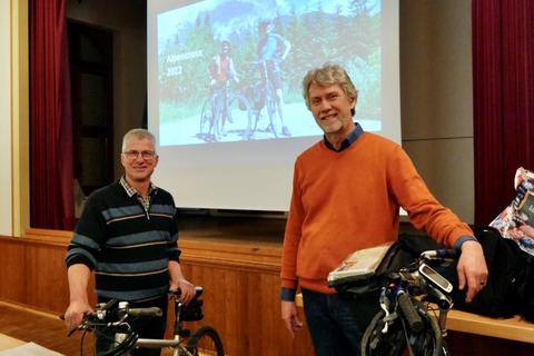 Uwe Schreiber (links) und Winfried Monz berichteten von ihrer Radtour über die Alpen auf der Via Claudia Augusta. Fotos: Achim Munck