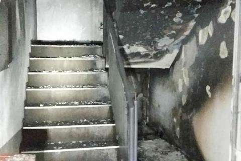 Das Treppenhaus in einem Gebäudetrakt nach dem gelöschten Brand. Nicht mehr bewohnbar sind 22 Räume, die völlig verraucht sind. © Feuerwehr Hochheim