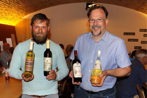 Winzer Fabian Schmidt (links) und Probenorganisator Hendrik Ruitenberg präsentierten im Weinbaumuseum Weine aus Moldawien und der Ukraine sowie Erzeugnisse aus dem Hause „Weinegg“ zugunsten der Ukraine-Hilfe. Foto: Ulrich von Mengden