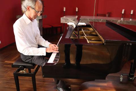 Rolf Sieren, ein Virtuose am Flügel. Foto: Dietmar Elsner