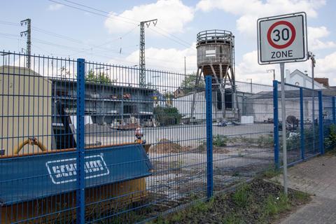 Auf dem ehemaligen Hochheimer Bauhofgelände in der Neckarstraße sollen bis Mitte nächsten Jahres Wohnungen für Geflüchtete gebaut werden. Foto: Volker Dziemballa (VF