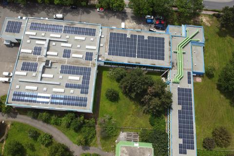 Auf dem Luftbild des Gebäudes der Stadtwerke und Kita Schatzinsel in der Frankfurter Straße sind die Module der Photovoltaikanlage gut zu erkennen. Foto: Marburger Verein Sonneninitiative e.V.
