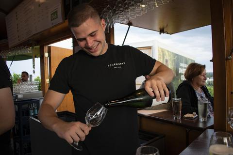 An den Weinständen, wie hier beim Weingut Schreiber, wird der aktuelle Jahrgang ausgeschenkt. Foto: Marcel Großmann