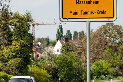 Der Ortseingang von Massenheim. Geht es nach dem Ortsbeirat, sollen Lkw bei der Ortsdurchfahrt künftig stärker seitens der Polizei kontrolliert werden. Foto: Volker Dziemballa (VF