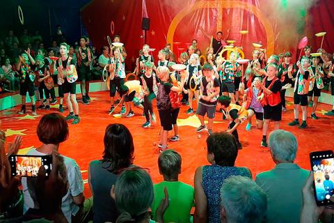 In der Manege des Zirkus' Baldini präsentieren die Kinder ihre während der Ferienspiele neu erlernten Jonglagekünste. Foto: Michael Kapp 