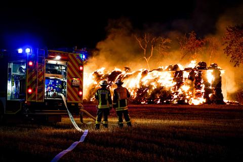 Anfang August hatten 600 Strohballen auf einem Feld in Hofheim-Marxheim gebrannt. Einer von acht Großbränden der vergangenen zwei Monate. Archivfoto: 5vision.media