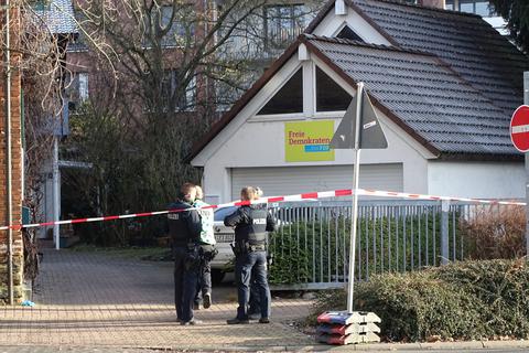 Neben der Polizei waren auch Feuerwehr und Rettungsdienst im Einsatz. Dr FDP Hofheim war ein Brief mit einer unbekannten Substanz darin zugestellt worden. Foto: 5Vision Media