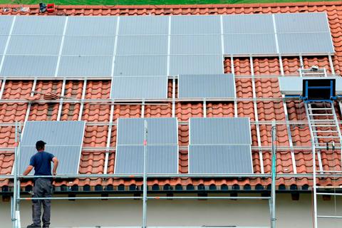Die eigene Solaranlage auf dem Dach bedeutet zunächst eine große Investition. In Dreieich können Hausbesitzer solche Anlagen von den Stadtwerken pachten. Archivfoto: dpa 
