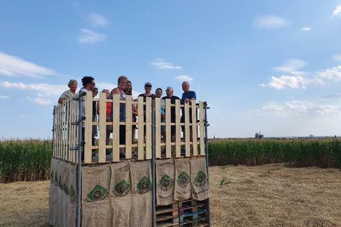Bauer Reiner Paul hat die ersten Gäste auf der Plattform im Zentrum des Maislabyrinths begrüßt. Foto: Manuel Wenda