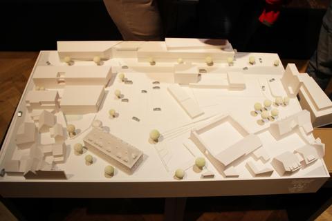 So könnte es einmal aussehen: Ein Modell zeigte einen Vorschlag, wie das Grundstück der alten Stadtbücherei bebaut werden könnte. Foto: Sonja Lehnert