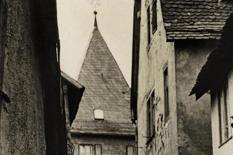 Auf dem Foto von 1931 ist auf der Spitze des Büttelturms – damals eine Synagoge – ein Davidstern zu sehen. Foto: Stadtarchiv Hofheim