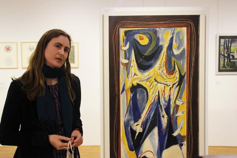 Museumsleiterin Inga Remmers führt durch die Schau, in der restaurierte Werke wie diese Schranktür – bemalt von Günther Schulz-Ihlefeldt – zu sehen sind. Foto: Sonja Lehnert