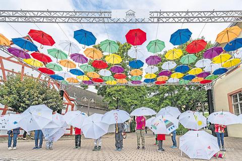 2021 wurden die bunten Regenschirme auf dem Gallusmarkt verkauft. Archivfoto: Ramin Mohabat 