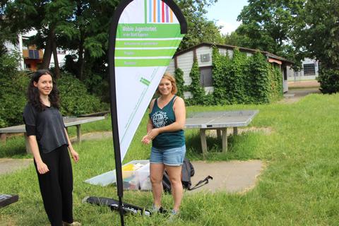 Eva Jost (rechts), unterstützt von Veronique Lenz, baut für bessere Sichtbarkeit die Beach-Flagge auf. Sonja Lehnert