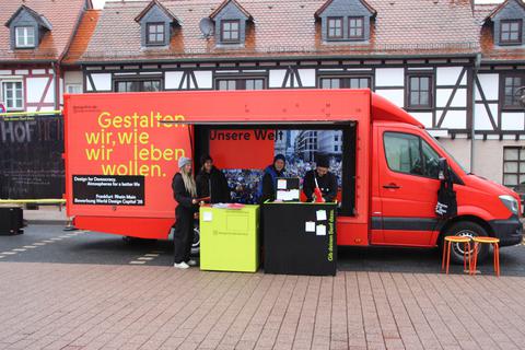 Studierende der Fächer Kommunikations-Design oder Gestaltung sind die Ansprechpartner am Werkstattwagen. Foto: Sonja Lehnert