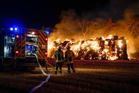 Nahe der A66 bei Hofheim haben in der Nacht 500 bis 600 Strohballen gebrannt. Foto: 5vision.media