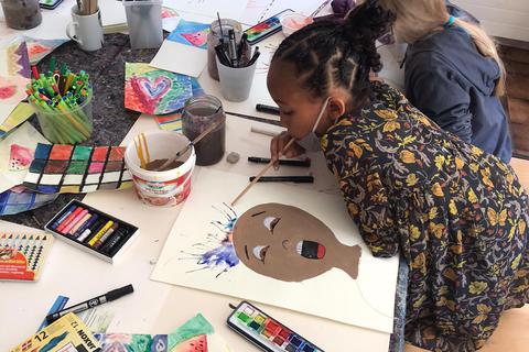 Malen und Töpfern sind zwei der Programmpunkte, die die Hofheimer Kulturwerkstatt Kindern anbietet. Foto: Kulturwerkstatt