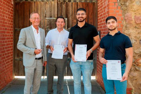 Staatsminister Axel Wintermeyer hat einen Förderbescheid über 17.400 Euro für Aktivitäten des Boxclubs Hochheim an Hofheims Bürgermeister Christian Vogt übergeben, ebenso die Urkunden für die Sportcoaches Ayaz Moustafa und Mohamad Rihawi (von links). Jörg Halisch