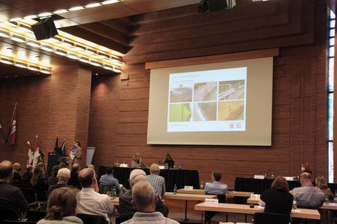 Kathrin Brückner (links am Mikrofon) erläutert, unterstützt von Bildmaterial, den katastrophalen Zustand der Mühlgrabenmauer. Foto: Sonja Lehnert