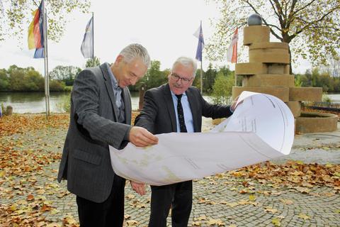 Landrat Michael Cyriax (links) informierte sich bei Flörsheims Bürgermeister Dr. Bernd Blisch über die geplante Umgestaltung der Mainuferpromenade und übergab den Bewilligungsbescheid. Foto: MTK