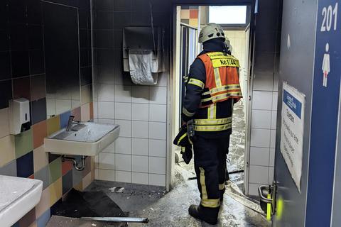 Auf rund 20 000 Euro wird der Schaden geschätzt, der durch den Brand in der Toilette der Eichendorffschule entstanden ist. Foto: Main-Taunus-Kreis