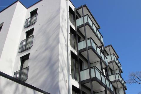 Mit neuen Balkonen und großen Fenstern muss das Gebäude aus den sechziger Jahren den Vergleich mit einem Neubau nicht scheuen. Foto: Sonja Lehnert