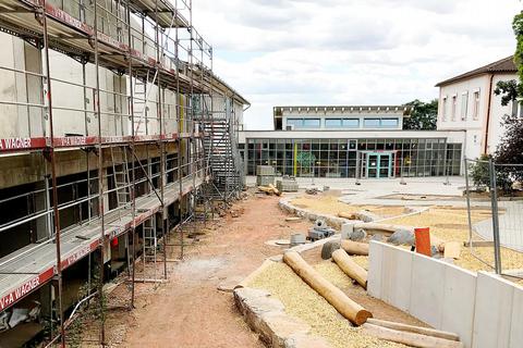 Die Baustelle zur Erweiterung der Weinbergschule in Hochheim. Laut Aussagen des Main-Taunus-Kreises sollen alle Arbeiten bis zum Schuljahresbeginn 2021/22 beendet sein. Foto: MTK-Pressestelle