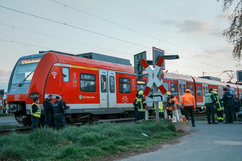 Einsatzkräfte am Bahnübergang in Kriftel.  Foto: wiesbaden112.de