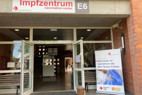 Noch ist das Impfzentrum im Hattersheimer Kastengrund wichtige Anlaufstelle für die Corona-Schutzimpfungen im Main-Taunus-Kreis. Foto: Jens Etzelsberger