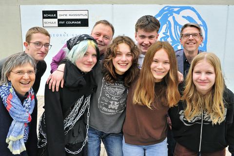 Die Schülergruppe des SGG, die mit ihren Lehrern Monika Zobel (links) und Steffen Ohin (4.v.l.) Israel besucht haben. Mit auf dem Bild Schulleiter Andreas Kühn (hinten rechts). 