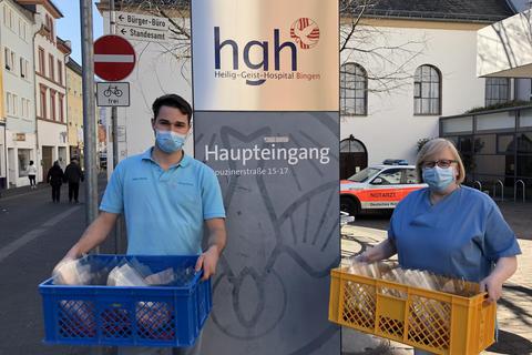 Niklas Bösing überreichte HGH-Pflegedirektorin Barbara Lerche die Schutzmasken-Spende. Foto:  Bösing