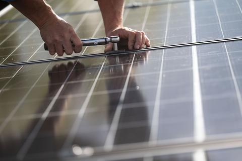 Photovoltaikanlagen auf privaten Hausdächern helfen dabei, die Klimaneutralität zu erreichen.