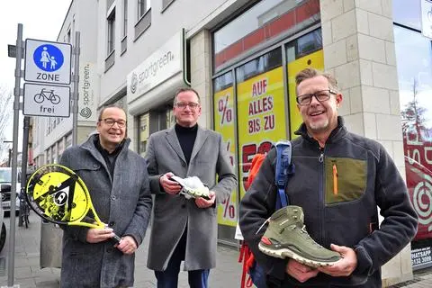 Der neue Besitzer Lars Hennig (rechts), zusammen mit Frank Nauheimer von der Vermietergesellschaft (Mitte) und Eckhard Hoseus von der Sparkasse Rhein-Nahe. 