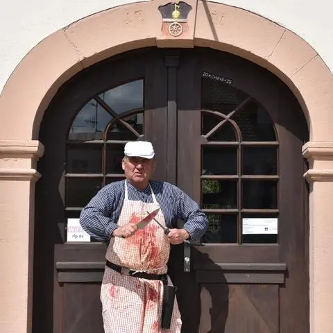 Günter Beck, Präsident der Carl-Zuckmayer-Gesellschaft und Bürgermeister der Stadt Mainz, in seiner Rolle als Wirt Eismayer am Nackenheimer Rathaus, vor dem nun sechs Mal der "Fröhliche Weinberg" aufgeführt wird. 