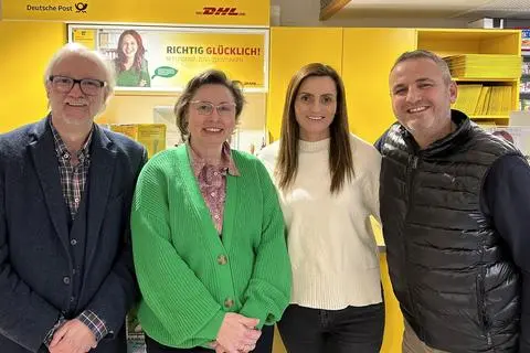 Remzi und Astrie Ejupi, Heike Zeis und Udo Foerster (von rechts) suchen nach Lösungen für eine kostendeckende Zukunft der Nieder-Olmer Postfiliale.